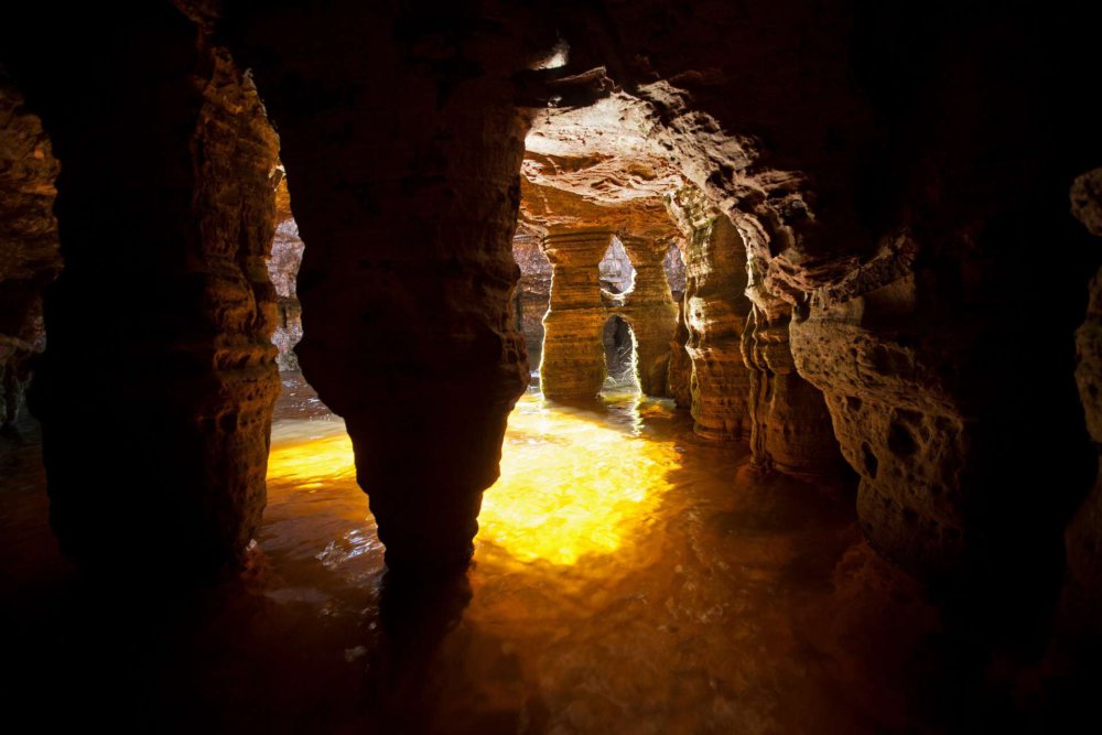 Water-filled cave - Tepui