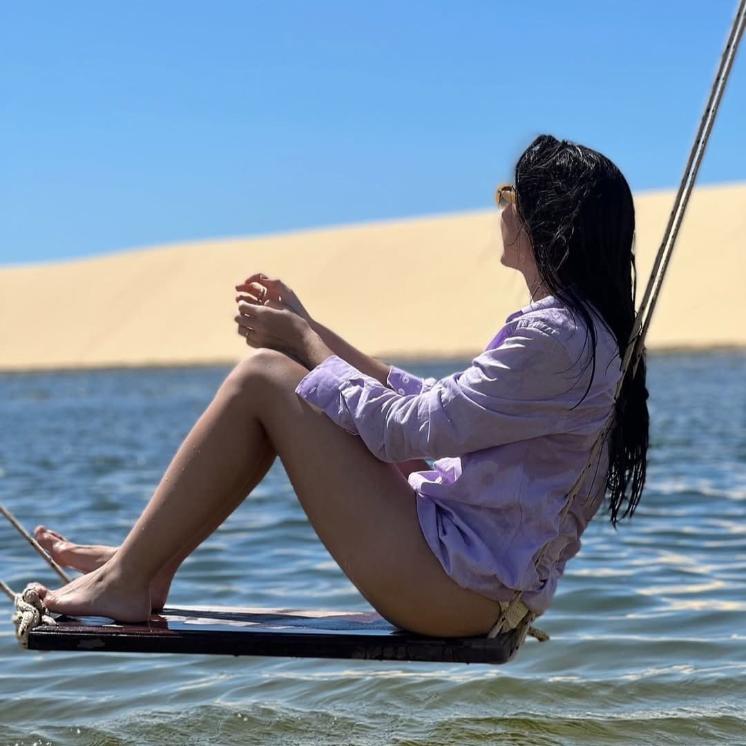 Solo-Reisender-in-einer-Lagune-bei-Vassouras-Lencois-Maranhenses-Brasilien