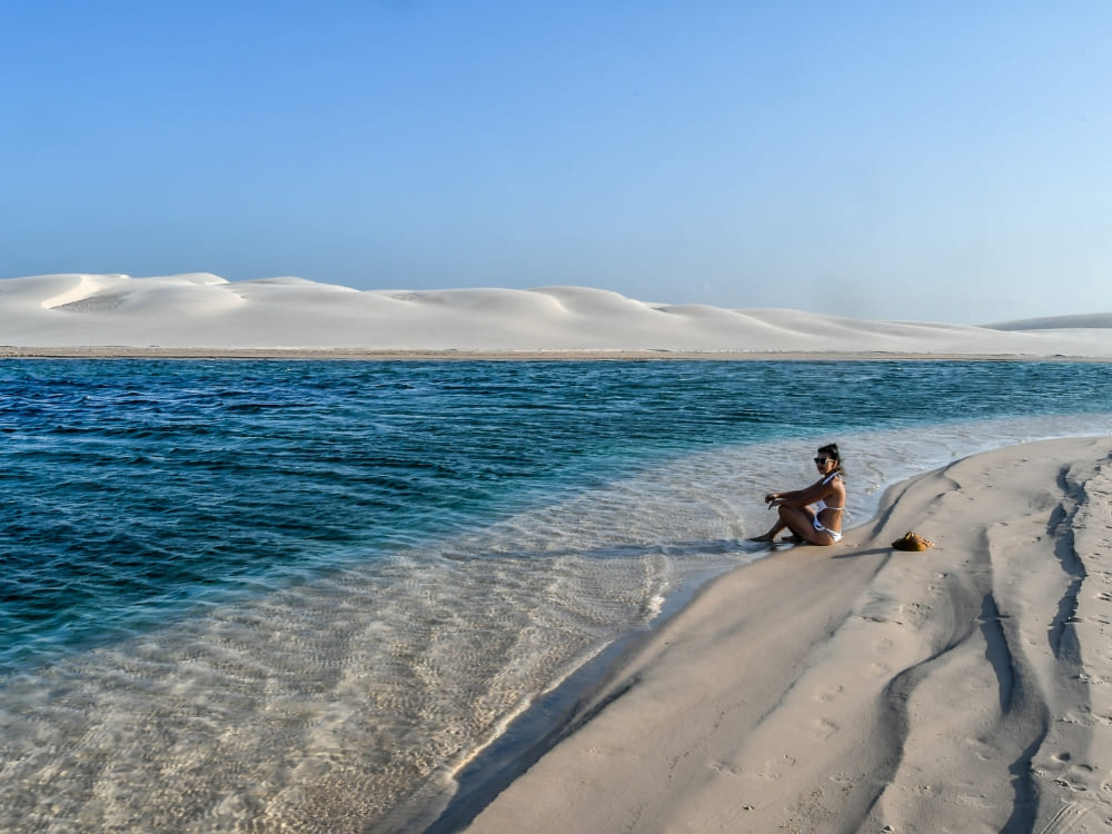 Frau in den atemberaubenden Lagunen des Lencois Maranhenses Nationalparks