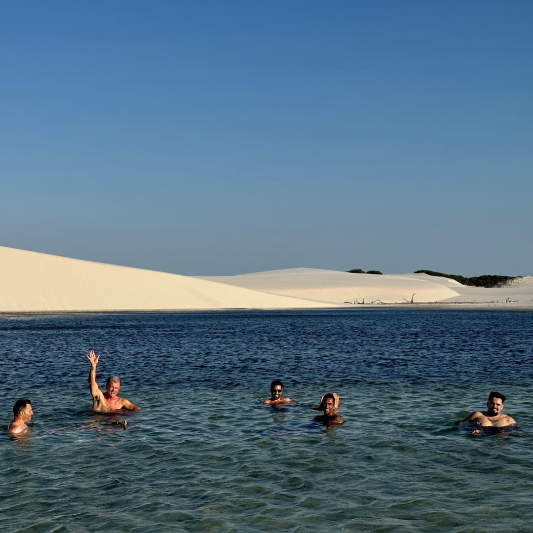 Frau in den atemberaubenden Lagunen des Lencois Maranhenses Nationalparks